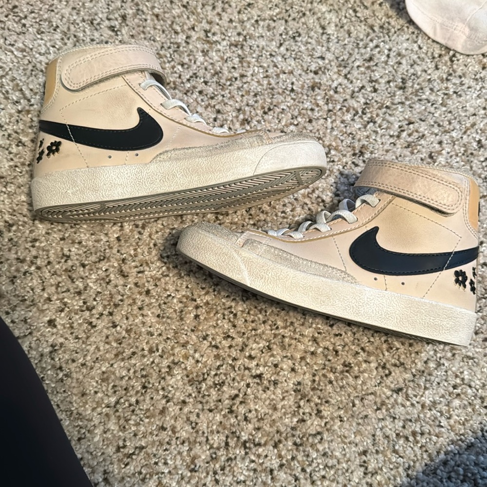 Like new girls Nikes